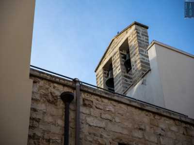 ...oltre a scorgere il piccolo campanile della chiesa...